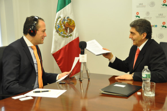 El C&oacute;nsul de Prensa y Director del Programa &ldquo;La Hora Consular&rdquo;, Carlos Gerardo Izzo a la Izq. entrevistando a Ernesto Nemer, Subsecretario de Desarrollo Social y Humano de SEDESOL.