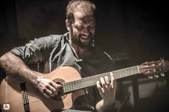 Juan Manuel López en la primera guitarra.