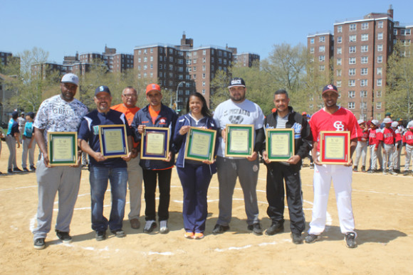 La Liga Rolando Paulino captur&oacute; seis t&iacute;tulos de campeones estatales de Nueva York en el 2014 en las edades de 8, 9, 10, 11, 12, 13 y 14 a&ntilde;os. Sus dirigentes Peggy Guzm&aacute;n, Joshua Gonz&aacute;lez, &Aacute;ngel Guzm&aacute;n, Carlos Garc&iacute;a, Julio D&iacute;az-Mariano Bassett, Valent&iacute;n Sierra e Isrrael P&eacute;rez, fueron reconocidos con hermosas placas que entregaron Valent&iacute;n y Emily Rufino.