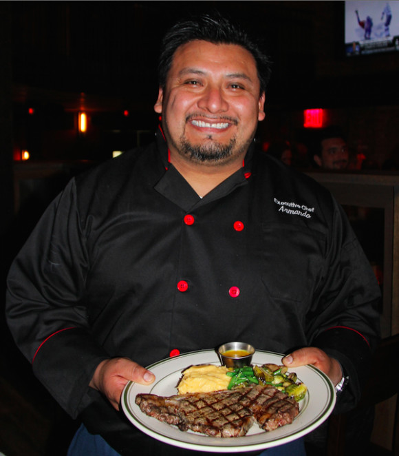 Oriundo de Puebla, el Chef Armando &Aacute;vila, muy orgulloso nos presenta el &ldquo;Rib Eye&rdquo;, un suculento filete de carne de res al carb&oacute;n, con pur&eacute; de papa con queso cheddar, vegetales frescos y la salsa que tiene un toque picante mexicano y lo m&aacute;s importante el amor de nuestra gente trabajadora y sus h&aacute;biles manos.
