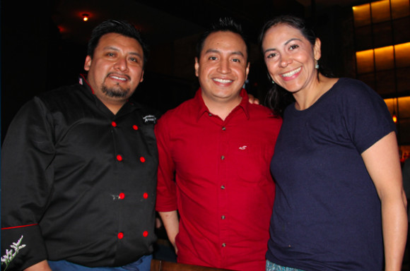 Patricia Ruiz Navarro, Directora de la organizaci&oacute;n &ldquo;Mi Casa es Puebla&rdquo;, que apoya el programa de certificaci&oacute;n del Consulado, felicitando a sus compatriotas el Chef Roberto Quir&oacute;s, al centro junto a su amigo y colega Armando &Aacute;vila, dos participantes del exitoso programa consular.