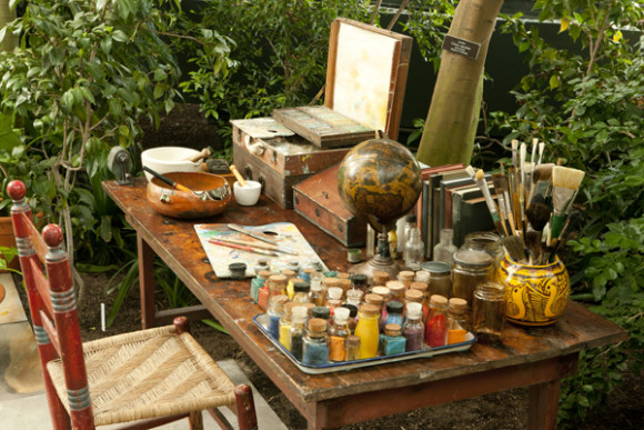 Una reproducción del estudio de Frida Kahlo, observando su jardín.