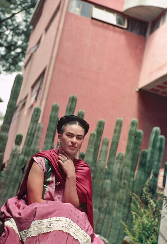 La artista Frida Kahlo junto a un cactus.