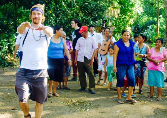 Como parte de sus primeras actividades como embajador fue a conocer uno de los proyectos que Oxfam, de la mano de MAIZ tienen en el estado de Veracruz.
