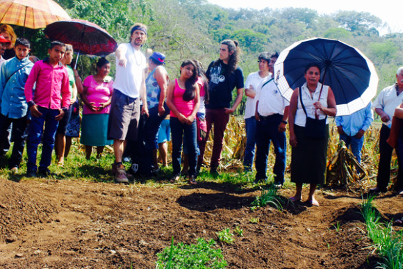 Un grupo de personas muestra sus parcelas así como el resto del trabajo que realizan en su comunidad junto a Oxfam México y MAIZ.