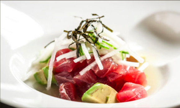 El aguacate es utilizado en la cocina peruana para una variedad de platos de diferentes regiones naturales. Aqu&iacute; como parte de un ceviche de at&uacute;n fresco tambi&eacute;n dise&ntilde;ado por los chefs del famoso restaurante Raymi de la Quinta Avenida.