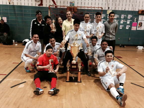 Dirigentes y jugadores del Brooklyn Patriots que luego de una regular campa&ntilde;a, termin&oacute; venciendo al Cuautla para convertirse en el nuevo Campe&oacute;n de Liga en la Liga de F&uacute;tbol &Aacute;ngeles en Brooklyn. (Foto: Cortes&iacute;a).