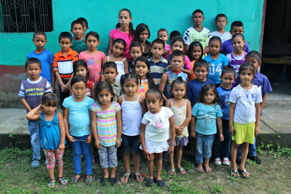 Los niños de la escuela Santiago Morales en Progreso, Honduras, será la primera escuela que será construida por la Foundation For Education In Honduras. (Cortesía Cathy Lojo).