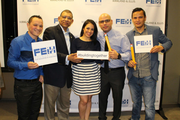 (De izquierda a derecha) Pablo Hernández de Magnitud Construction Company, Moncho Humphrey, Vanesa Cenuser, Ramiro Ocacio, cofundador de FEIH y Junior Motino, compartiendo en el primer "Cocktails with a view" organizado por la Foundation For Education In Honduras. (Cortesía Cathy Lojo).