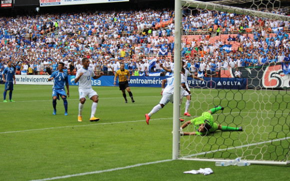 Momentos cuando Mario Mart&iacute;nez (No. 10) de la "H", se encamina a celebrar el gol conseguido de remate tras haber cobrado el tiro penal. (Foto Cortes&iacute;a Cathy Lojo).