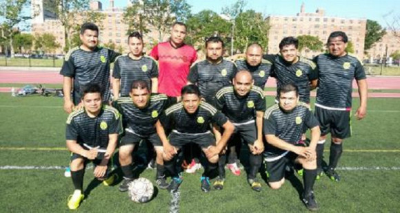Los integrantes del equipo Atlixco que está desempeñando una buena campaña en la Liga Maya de Fútbol Brooklyn.
