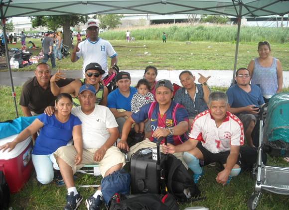 Así fue como algunos fanáticos del parque Ferry Point en El Bronx celebraron el pasado domingo, el Día del Padre. (Foto Buki Chapín)