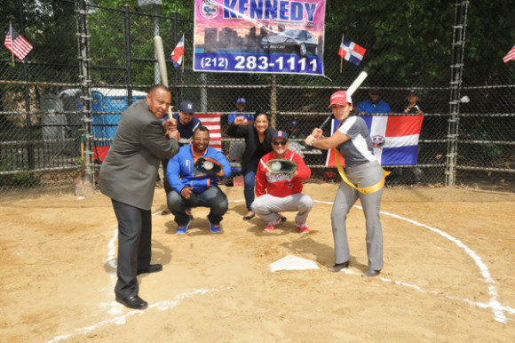 Los bateadores Miguel Rodr&iacute;guez de A.L. Brokerage, Jowelz Santiago de State Farm, recibieron Rafael Ram&iacute;rez, V&iacute;ctor Mart&iacute;nez y Virginia P&eacute;rez como &aacute;rbitro. Para dejar iniciada la concurrida justa deportiva.