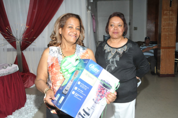 Aracely Reynoso, recibe de la  presidenta de la rama femenina del CCDD, Cristina Rodr&iacute;guez, su premio de una licuadora.