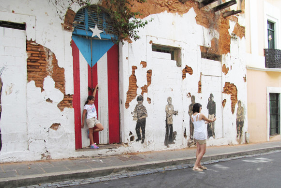 En la calle San José, en pleno corazón de la ciudad amurallada del Viejo San Juan, que constituye uno de los cascos coloniales de la época española más bellos y mejor conservados de América, se encuentra la casa abandonada propiedad del reconocido artista puertorriqueño Nicky Quijano.
