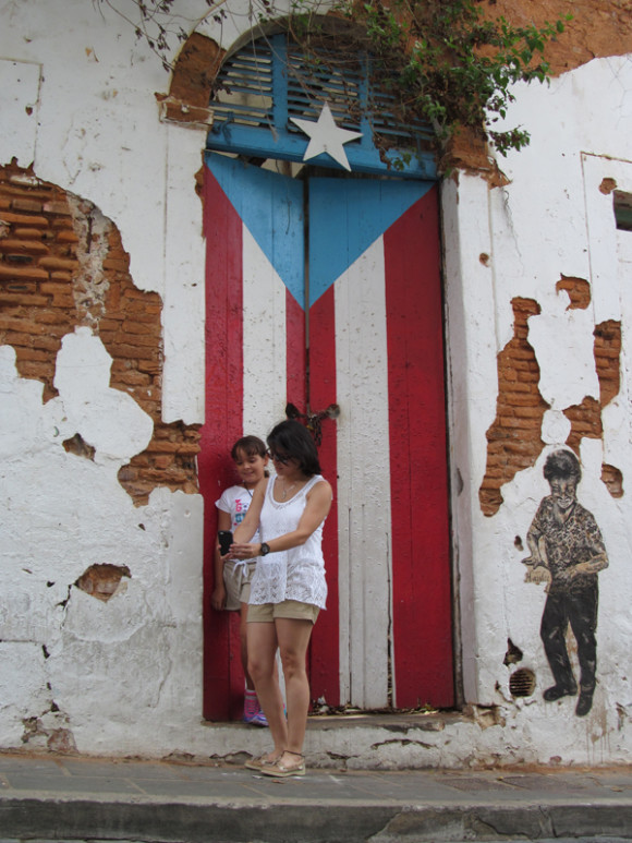 Una imagen de la obra artística que se ha levantado en el Viejo San Juan y que llama a gran cantidad de turistas a hacerse la foto con la puerta-bandera.