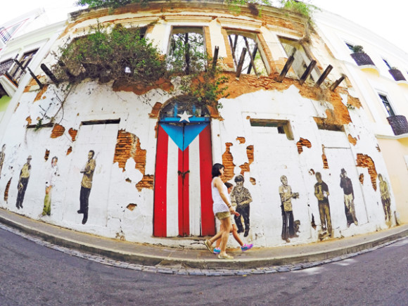 La obra, además, está rodeada de grabados que realizaron otros artistas, como Vero Rivera, Leila Mattina, Genaro Ramos, Elizabeth Barreto, Pamela Osorio y Roberto Tirado, a partir de obras de un seleccionado grupo de históricos y destacados grabadores puertorriqueños, como Lorenzo Homar, Rafael Tufiño, Haydee Landing, Carlos Marichal y Carlos Raquel Rivera.
