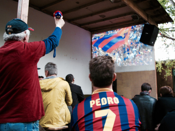 Una de las pantallas exteriores del cine "Zukunft" donde la Penya Barcelonista Berl&iacute;n Cul&eacute; (PBBC) retransmite los partidos del Bar&ccedil;a. 