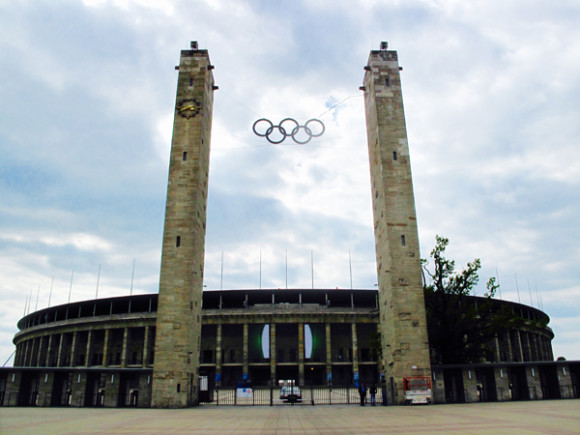 Imagen exterior de la puerta principal del Estadio Ol&iacute;mpico de Berl&iacute;n, escenario de la gran final. 