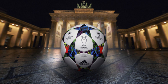 Fotograf&iacute;a cedida por Adidas que muestra el bal&oacute;n de la final de la presente edici&oacute;n de la Liga de Campeones frente a la Puerta de Brandeburgo en Berl&iacute;n. En los alrededores de esta emblem&aacute;tica Puerta se instalar&aacute;n el "Festival Champions UEFA", que durante cuatro d&iacute;as anima&aacute;ra las aficiones del FC Barcelona y Juventus. 