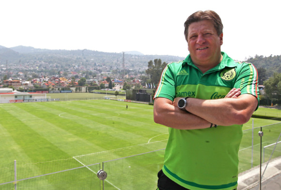 El director técnico de la Selección Mexicana de Fútbol, Miguel Herrera, posa el pasado 22 de mayo de 2015 en el Centro de Alto Rendimiento (CAR) de Ciudad de México. Herrera ha asegurado que la selección de fútbol de México que participará en Chile, en la Copa América 2015, con un seleccionado sólido, demostrará que puede estar entre los grandes del continente.