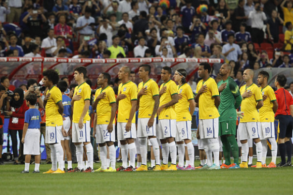 Brasil fracasó en el Mundial que organizó y pretende desquitare en la Copa América 2015. En la imagen, los jugadores brasileños escuchan el himno nacional durante el amistoso contra Japón que ambas selecciones disputaron en el estadio nacional de Singapur, Singapur el 14 de octubre de 2014.