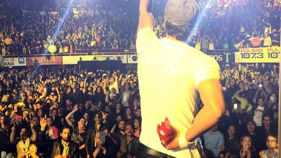 Enrique Iglesias sufrió varios cortes en una mano durante una presentación que tuvo en Tijuana, México y tuvo que ser atendido por personal de emergencia.