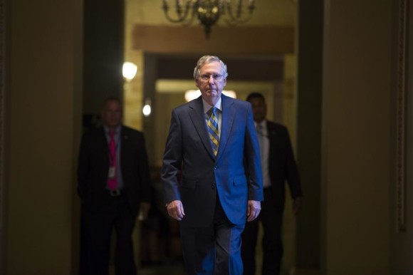  El l&iacute;der de la mayor&iacute;a republicana en el Senado, Mitch McConnell, se dirige a la C&aacute;mara alta en Washington