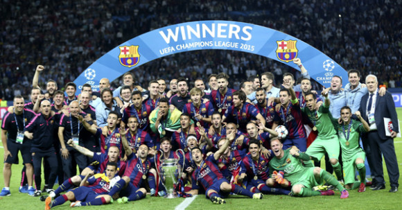  Los jugadores del FC Barcelona posan con la Copa de Europa que consiguieron tras derrotar en la final a la Juventus de Tur&iacute;n por el resultado de 1-3 en el partido que ambos equipos disputaron en el estadio Ol&iacute;mpico de Berl&iacute;n, logrando su quinto t&iacute;tulo de la Liga de Campeones . 