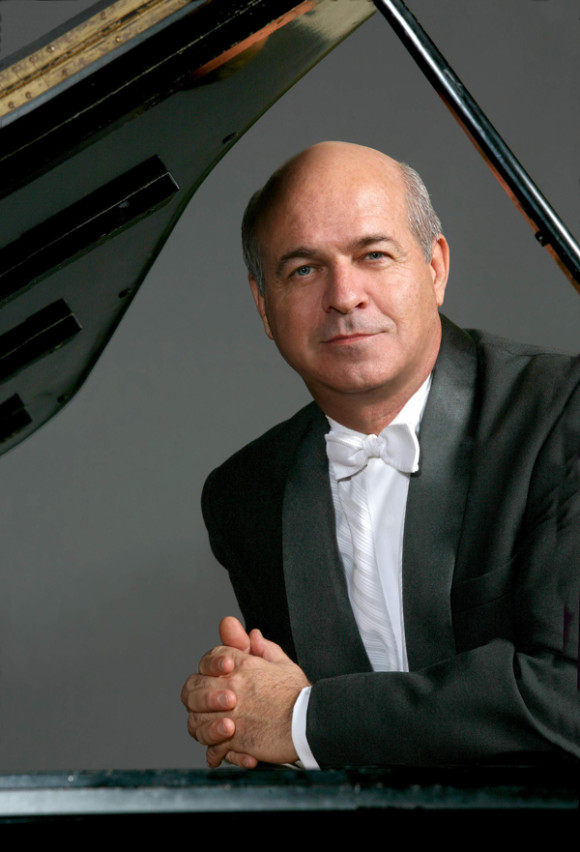  El mundialmente famoso pianista uruguayo Enrique Graf estrenar&aacute; en Nueva York la obra musical de una alumna y adicionalmente presentar&aacute; su &uacute;ltima obra discogr&aacute;fica dedicada al compositor Leonardo Balada, pionero de la fusi&oacute;n de la m&uacute;sica &eacute;tnica con t&eacute;cnicas vanguardistas, quien ejecut&oacute; por primera vez la m&uacute;sica electr&oacute;nica experimental a principios de 1960 en esta metr&oacute;poli.
