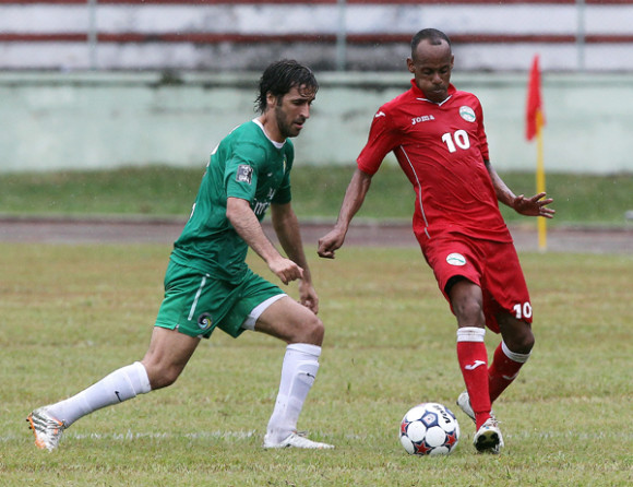 El jugador del Cosmos Ra&uacute;l Gonz&aacute;lez (i) disputa el bal&oacute;n con el cubano Ariel Pedro Mart&iacute;nez (d) durante el partido amistoso celebrado en el estadio Pedro Marrero de La Habana (Cuba). 