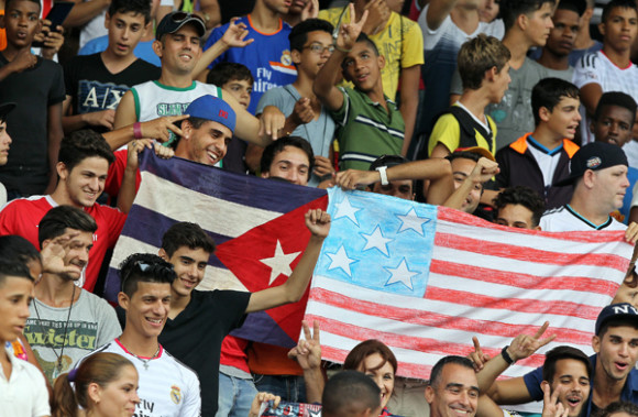 Aficionados asisten al partido amistoso entre el Cosmos y la selecci&oacute;n nacional cubana en el estadio Pedro Marrero de La Habana (Cuba). 