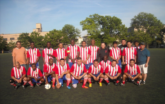 Los "Rojos" del Municipal USA, flamante ganador del primer clásico en la categoría veteranos de la Liga de Fútbol Guatemala, derrotando a los "Cremas" del F.C. Comunicaciones con todo y sus estrellas. (Foto Buki Chapín)