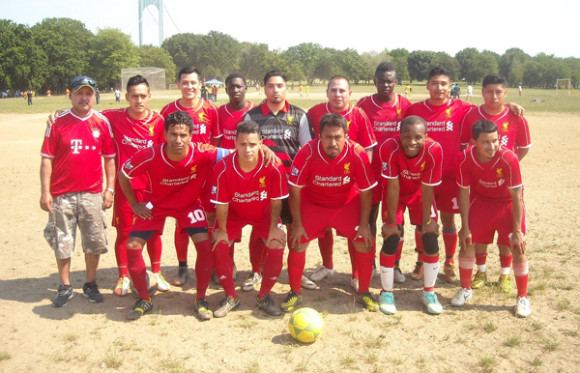 Dirigentes y plantel de jugadores del Toros-Neza que sigue invicto y liderando la tabla de posiciones en la división "Azteca A" de la Liga Mexicana de Fútbol. (Foto Buki Chapín)