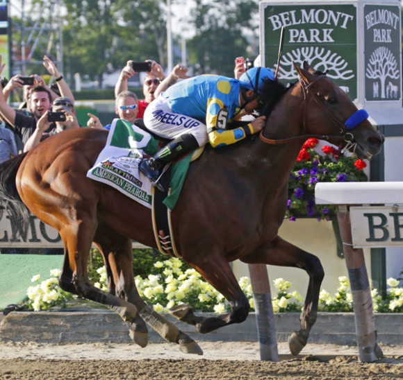 El caballo American Pharoah, montado por el jockey mexicano V&iacute;ctor Espinoza, entraron a formar parte de las leyendas de la h&iacute;pica de Estados Unidos al conseguir el triunfo en la prueba de Belmont Stakes, y alcanzar el t&iacute;tulo de la Triple Corona por primera vez desde 1978.
