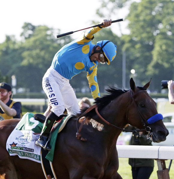 V&iacute;ctor Espinoza fue el jockey, que con una monta magistral, mont&oacute; al caballo "American Pharoah", y con la que alcanz&oacute; la Triple Corona, algo que no suced&iacute;a en 37 a&ntilde;os, en la h&iacute;pica de Estados Unidos.  
