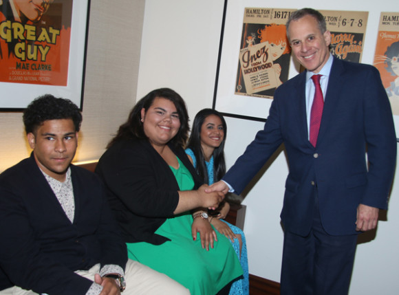 El Fiscal General del Estado de Nueva York, Eric T. Schneiderman salud&oacute; personalmente a cada uno de los estudiantes y en la foto a Coralia Aguirre Cruz de George Mason University.