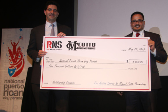 El campe&oacute;n mundial de boxeo Miguel Cotto envi&oacute; un donativo de $5000.00 para el Fondo de Becas Educacional, el cual fue entregado por David Itskowitcy de ROC Nation y recibido por el Sr. Ululy R. Mart&iacute;nez, vicepresidente de la junta del Desfile Nacional Puertorrique&ntilde;o.