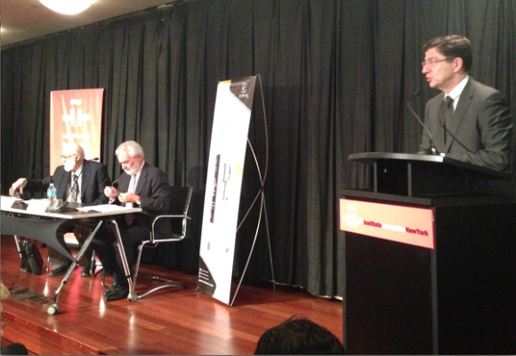 En la gráfica de Der. a Izq. Ignacio Olmos, Director del Instituto Cervantes de Nueva York (de pie en el atril) cuando inauguraba el acto, presentando a los académicos participantes a su lado: Darío Villanueva, Director de la Real Academia Española y Gerardo Piña-Rosales, Director de la Academia Norteamericana de la Lengua Española y Catedrático de la Universidad de Santiago (España).