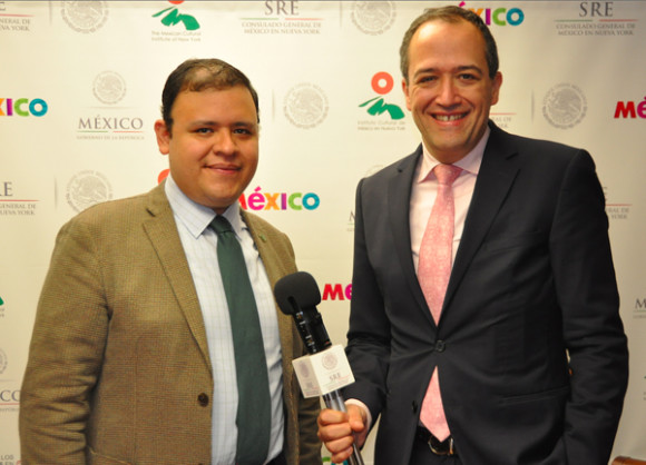 El invitado de esta semana en La Hora Consular para el s&aacute;bado 6 de junio ser&aacute; el Sr. Juan Carlos Rodr&iacute;guez, C&oacute;nsul de Asuntos Jur&iacute;dicos del Consulado General de M&eacute;xico en Nueva York, en la gr&aacute;fica a la Izq. junto al Director del programa, el popular Carlos Gerardo Izzo.