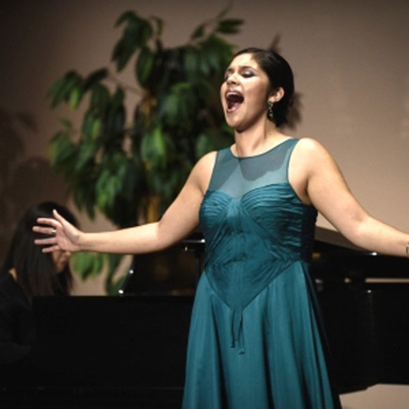 La artista l&iacute;rica Yaritza Valdez es m&aacute;s que una promesa, es una artista que brilla con luz propia y gracias a su talento, calidad interpretativa y carisma, se proyecta como una de las valiosas cantantes l&iacute;ricas latinoamericanas a nivel internacional.