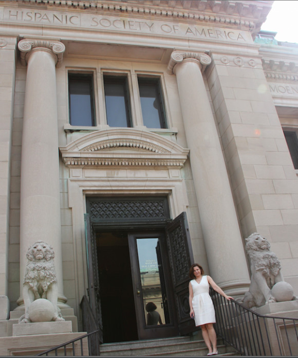 Una panor&aacute;mica de la entrada principal de la Sociedad Hisp&aacute;nica de Manhattan y de su Coordinadora de Educaci&oacute;n y Programas P&uacute;blicos, la Dra. Cristina Dom&eacute;nech, acad&eacute;mica especializada en Historia del Arte.