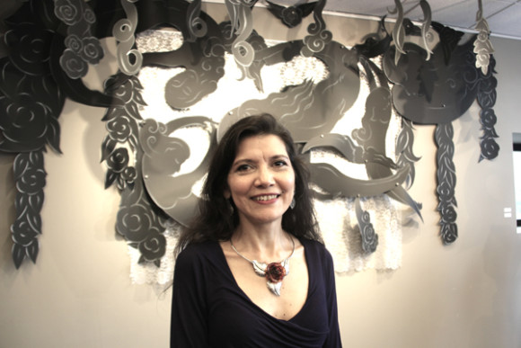 La famosa artista Andrea Arroyo frente a una de sus obras de su muestra &ldquo;A Rose in Harlem&rdquo; que se exhibir&aacute; hasta el 20 de agosto en la R&iacute;o Galer&iacute;a III en el piso 8 del edificio Sugar Hill en la calle 155 y Avenida San Nicol&aacute;s del Alto Manhattan.