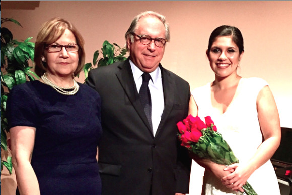 En su primera visita a la capital de los Estados Unidos Yaritza V&eacute;liz recibi&oacute; el saludo de su compatriota el Hon. Juan Gabriel Vald&eacute;s, Embajador de Chile ante la Casa Blanca, con quien posa en la gr&aacute;fica junto a su compatriota y anfitriona Gloria Garafulich, miembro fundador del Museo de las Artes Femeninas cap&iacute;tulo Chile.