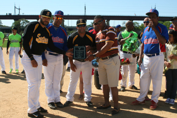 El presidentes del Deportivo Regional Santiago, Leo Mu&ntilde;oz, acompa&ntilde;ado de otros dirigentes, entregan una placa de reconocimiento a Robert Taveras.