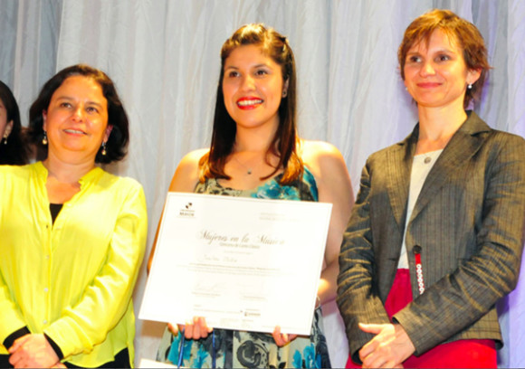 La noche que obtuvo su victoria Yaritza V&eacute;liz al centro, rodeada a su derecha por la Alcaldesa de Santiago, Carolina Tho&aacute; adem&aacute;s Presidente de la Corporaci&oacute;n Cultural de Santiago y a su izquierda por la Ministra de Cultura Claudia Barattini.