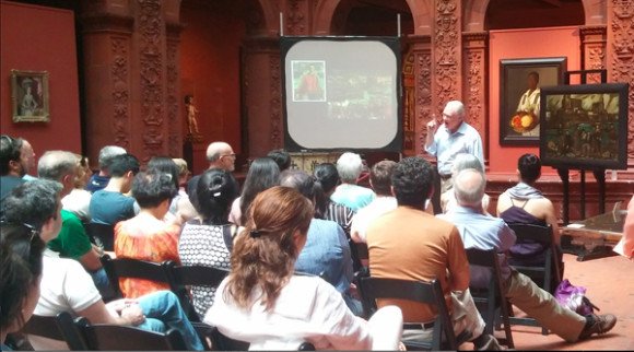 Una vista parcial de la conferencia en la que el Dr. Burke comparti&oacute; sus valiosos conocimientos especializados sobre una de las obras del museo, con una gran y curiosa audiencia &aacute;vida de cultura.