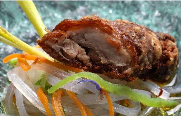 El cuy al estilo japonés del famoso chef limeño Mitsuharu Tsumura en su restaurante Maido en el barrio Miraflores en la capital peruana, entre la lista de los 50 mejores del planeta.