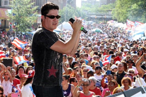 Frankie Negr&oacute;n int&eacute;rprete del g&eacute;nero de la salsa, cierra el show art&iacute;stico ante la multitud que lo goza y lo aplaude.  