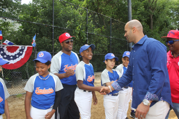 El estelar primera base de los Angels de Anahaim, Albert Pujols, saluda muy afectuosamente a los ni&ntilde;os de la Fundaci&oacute;n Dominicana de Deportes en Nueva York.